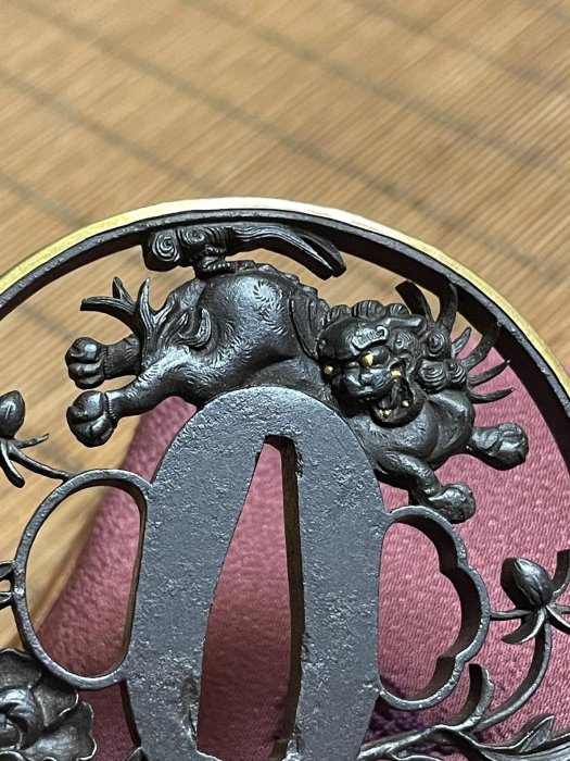 日本刀鐔刀鍔武士金工裝具鐔鍔裝具目貫緣頭根付小柄日本金工嵌獅子牡丹