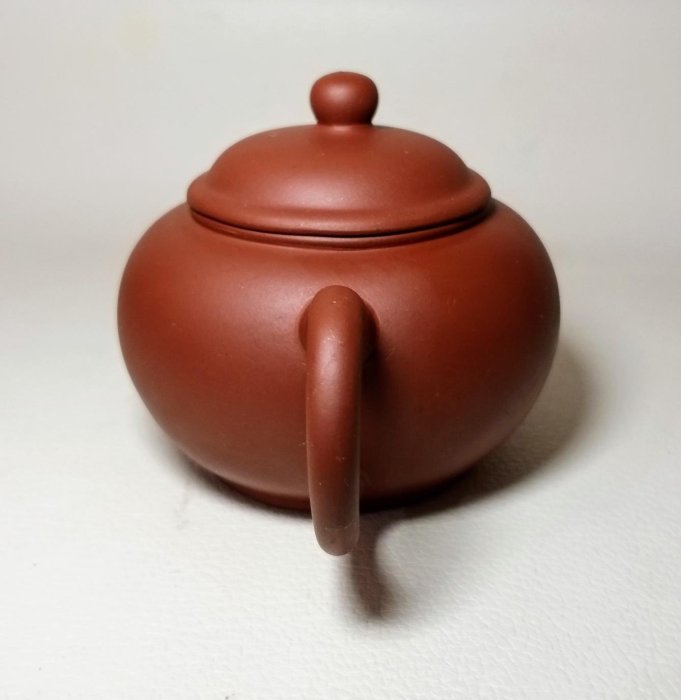 已讓藏》早期宜興紫砂壺。清泉石上流孟臣。單孔。160CC。純紅泥