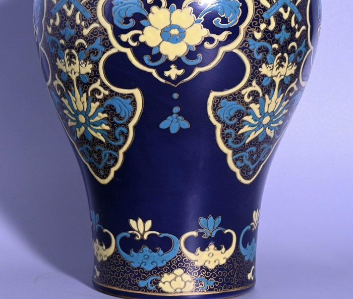 嚴選清朝乾隆時期霽藍釉琺瑯彩描金福壽紋梅瓶，高24x12公分。此瓶工藝