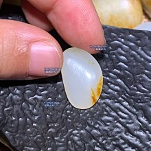 和田玉，和田玉籽料紅皮白玉籽料原籽無修型原皮原籽3.4克完整一口氣獨