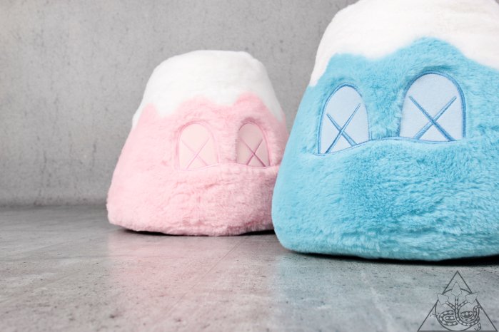【美品】KAWS:HOLIDAY JAPAN Mount Fuji Plush KAWS - Holiday JAPAN Mount Fuji Plush, 2019 – TOY TOKYO