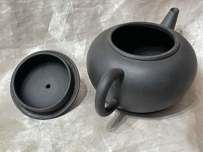 中國宜興黑紫砂標準壺明價800（優惠早期品一定有泥花工痕介意者慎） 意