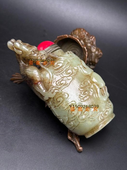 精美和田玉黑皮籽料鼻煙壺！雕刻祥龍！古代皇室之品！雕刻精美！玉質溫