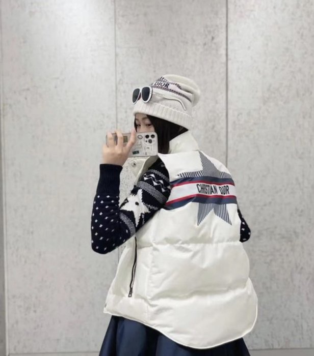 美品💕CD Dior 羽絨背心 外套 秋冬滑雪系列 小立領設計 後背五角星圖案和品牌logo標誌點綴 簡約而不失特色 輕便舒適拒絕臃腫感