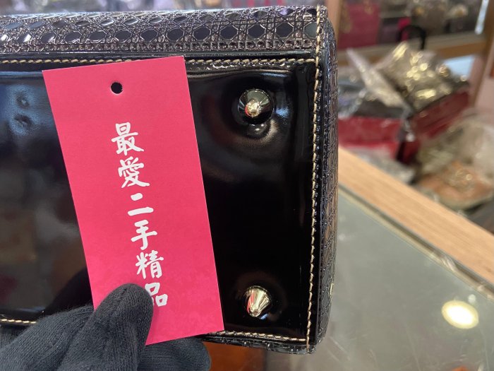 ☆最愛二手精品☆ CHRISTIAN DIOR 迪奧金黑色漸層漆皮金釦吊飾金釦拉鍊手提包肩背包斜背包兩用包黛妃包格藤格 LADY CD ...