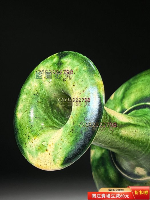 唐代三彩盤口瓶，高45厘米，綠釉色澤漂，釉面光滑有光澤，紋路清晰自