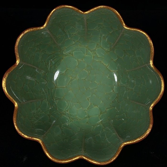 宋官窯豆青釉冰裂紋包口銘文刻仕女蓮花碗，高10直徑17cm，3001208 瓷器