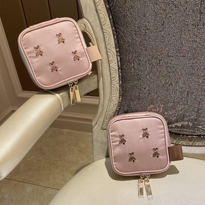 小店新品精緻化妝包PETIT TROUVER 小熊刺繡多款尺寸化妝包 收納包 收納袋分開選超夯 新品 精品