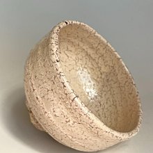 嚴選日本中古萩燒名家梅田陶樂作茶碗，高臺設計呈現獨特美感。口沿與底
