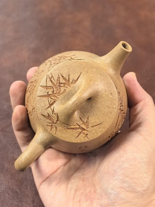 宜興紫砂壺　黄金段泥　高石瓢壺　約150ml 嚴選宜興104年高石瓢壺，黃金段泥手工制作，200cc容量，壺身精刻竹葉紋