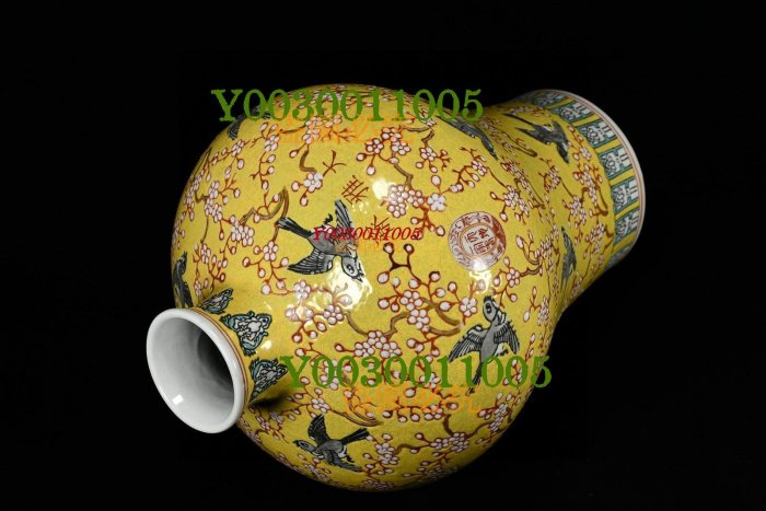 大清光緒年製 粉彩瓶 A famille-rose 'butterfly' bottle vase, Mark and period of Guangxu