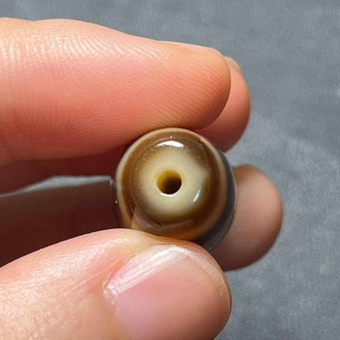 嚴選臺灣工藝牙黃天珠，天然風化美觀，尺寸精巧29.2×12.7×13mm，適合