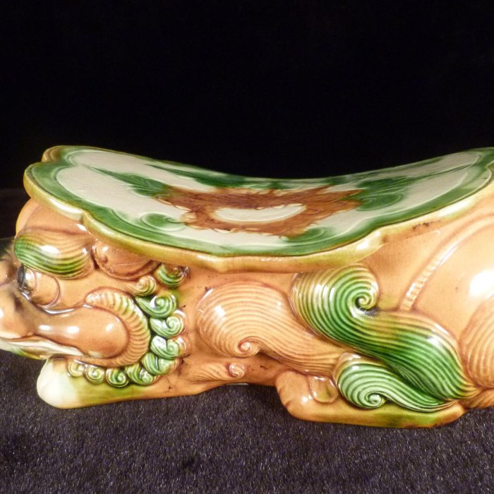 古玩軒~臥獅脈枕.唐三彩臥獅枕.青釉褐綠彩獸座瓷枕.有款(非青花.三彩