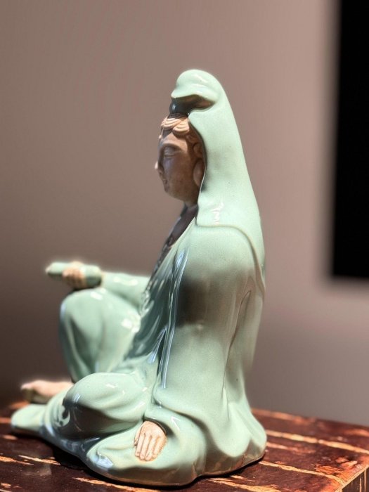 【名工】諏訪蘇山 青磁 観音菩薩坐像 在銘（底面「蘇山」印） 仏教美術 置物 ◇初代 諏訪蘇山 作 青磁観音菩薩坐像 高24.5cm・青瓷塑觀音菩薩像