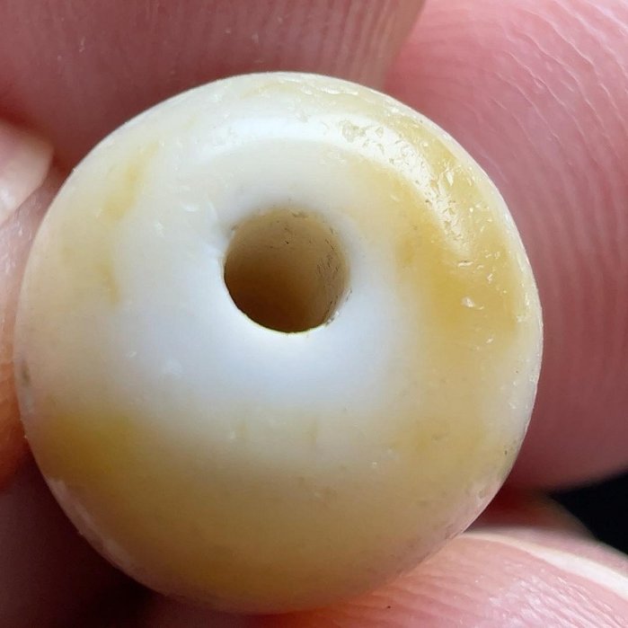 嚴選天然白豪天珠，風化石珠尺寸14.6×11mm 高49mm 採自西藏磁石背刻白