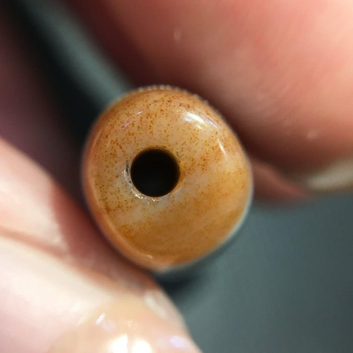 嚴選藏傳手工朱砂十字六眼天珠，精緻尺寸10.5x10.5x42.5mm，品質卓越不