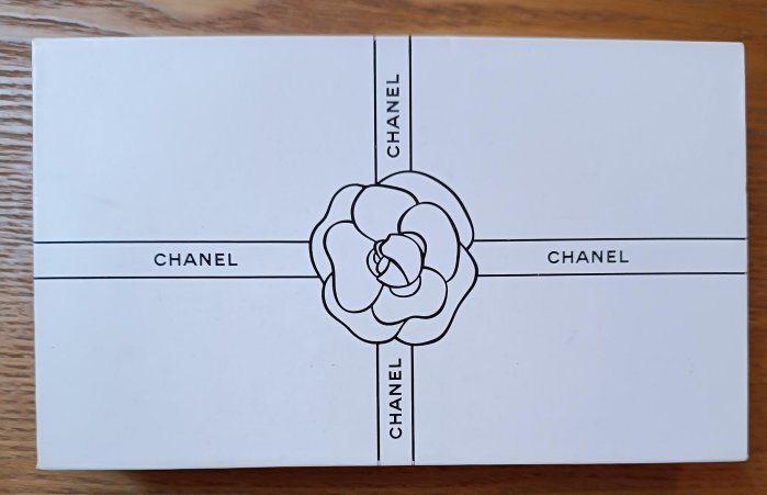 ~CHANEL 香奈兒 白色 横式 磁釦式硬版紙盒 20x12x4.5cm~