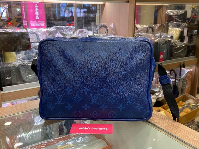 ☆最愛二手精品☆ LOUIS VUITTON LV Outdoor 藍色原花字紋前拉鍊口袋銀釦寬背帶子母斜背包子母包郵差包男用 M30242 ...