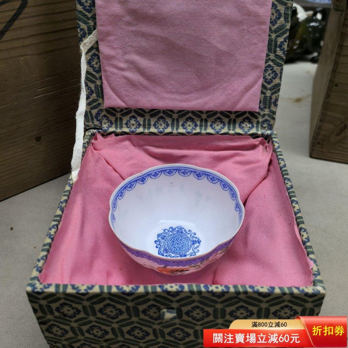 中国　中国景徳鎮製　薄胎　粉彩　漢詩花鳥文瓶　一對　C　R8384 景德鎮回流薄胎粉彩花鳥碗具體年代不詳的老貨，粉彩手繪花鳥紋，胎薄如
