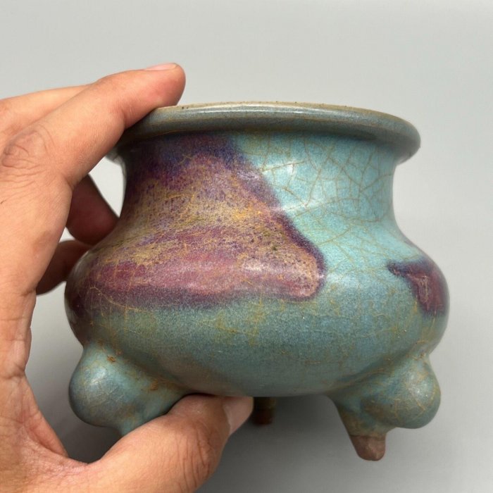 鈞窯紅斑香爐 Sold at Auction: 陶磁器 鈞窯天藍釉鼓釘三足洗-宇珍 染付