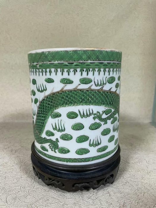 晚清時期龍紋大號瓷質筆筒，口徑12厘米，釉水瑩潤帶綠彩精雕火雲龍紋