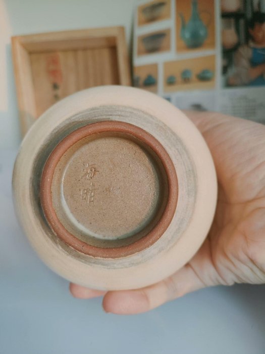 嚴選高麗青瓷名家鄭正默海晴作粉青菊紋花瓶，手制珍品，高13.5cm、肚徑