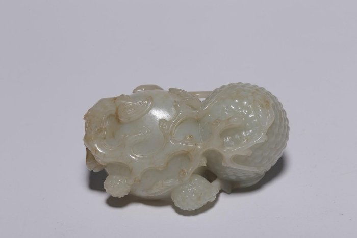 清代，和田白玉螭龍荔枝紋水盂長.6.8CM寬5CM高3CM 取和田白玉為材，玉