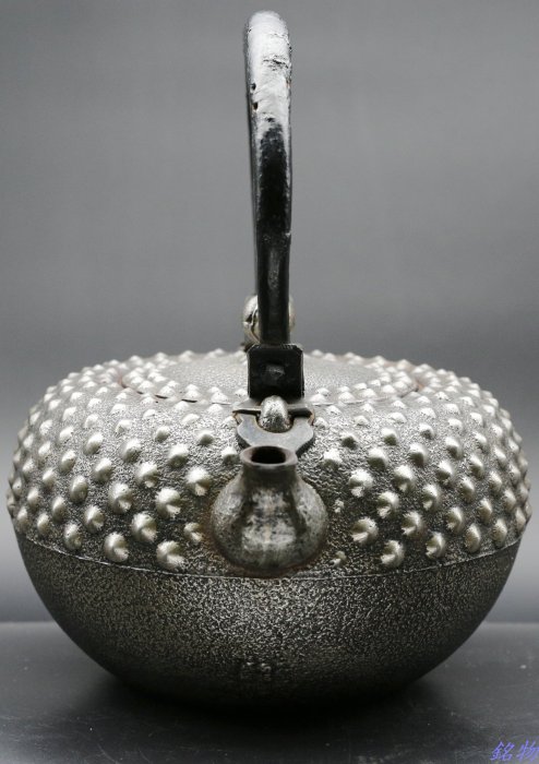 銘物】南部盛岡-薫山(佐々木和夫)造鐵缽型鬼霰樣紋砂鐵壺,弦止鬼面蟲蝕