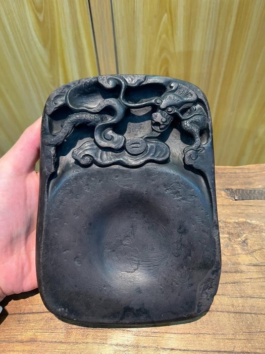 明代隨型子石蒼龍橫沼端硯，石出端溪，可見火捺