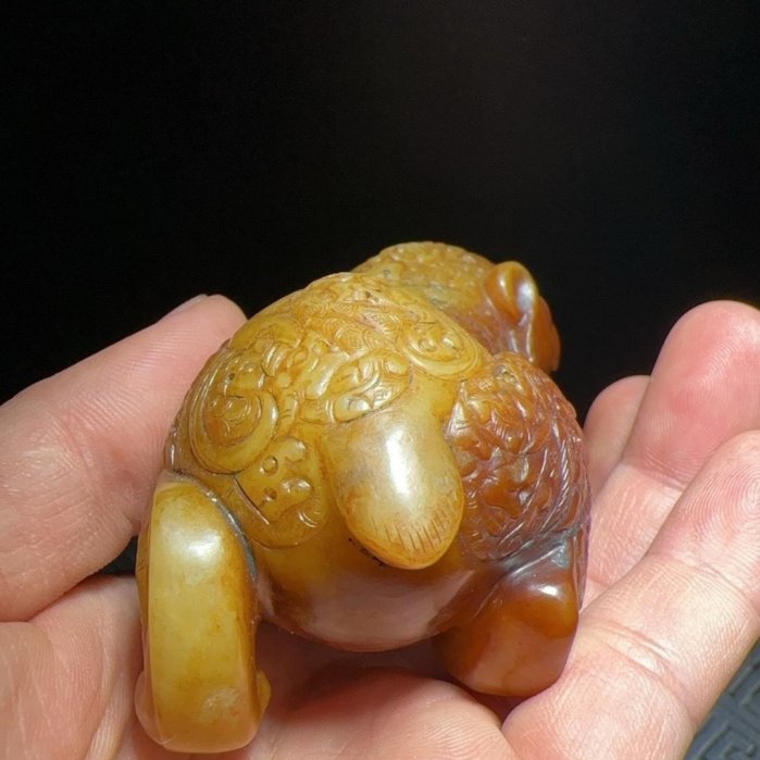 舊高古玉，戰漢玉器，老玉和田玉玉熊造型獨特，工藝精湛，玉質飽細膩