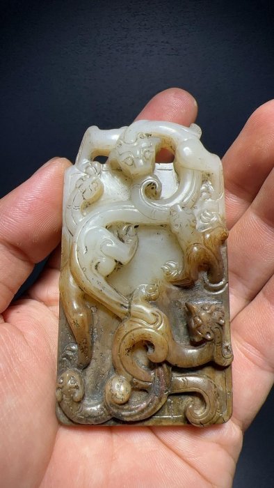 長方形 龍鳳 玉牌 天然石 清時代中国古美術 和田玉 アクセサリー 旧家蔵出し 漢代和田玉龍鳳紋玉牌，老玉器玉質溫潤細膩，包漿渾厚自然，沁色入骨高