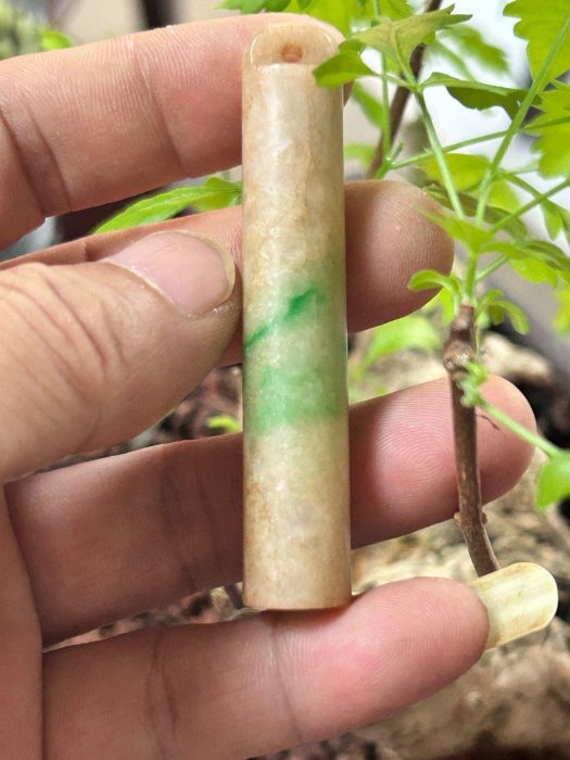 清代老翡翠翎管黃加綠翡翠翎管，清中期老翡翠官員頂戴花翎。整體器型 