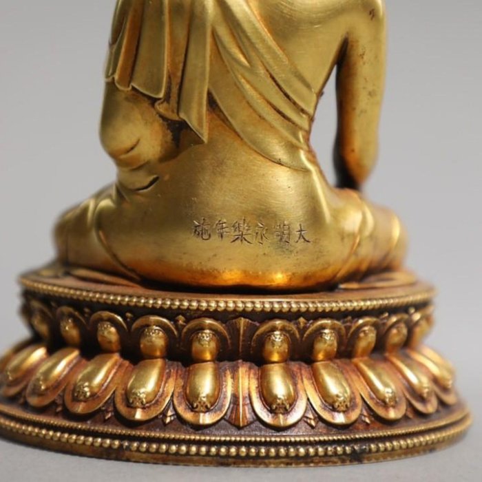 明精鑄銅胎鎏金釋迦牟尼佛坐像【規格】高16cm 寬12cm 重1.8公斤【款識