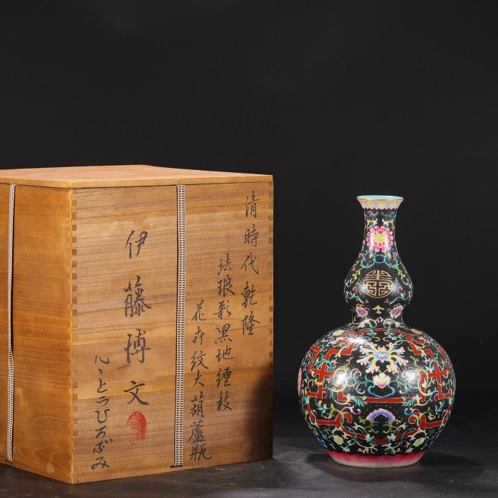 清代乾隆琺瑯彩黑地纏枝花卉紋大葫蘆瓶尺寸：高38.5公分口徑7公分肚徑