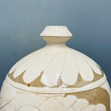 宋代磁州窯刻花梅瓶高約29厘米口徑約2厘米底徑約7厘米瓶身白釉刻劃蓮