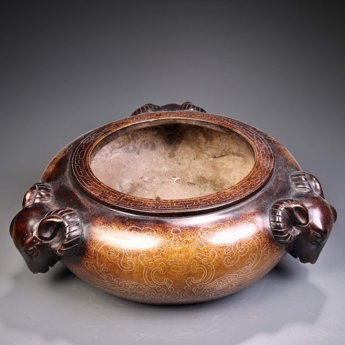 中国古美術・旧蔵品・純銅製・高浮彫・錾刻・鎏銀・八宝紋 盤龍 首飾箱・置物・茶道 珍品舊藏收純銅高浮雕鏨刻鎏銀獸面永珍薰香爐工藝精湛器型款式重1500克