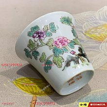 洪憲年制款粉彩洞石花卉紋馬蹄杯/茶杯。 尺寸：杯高約6.3厘米，杯口