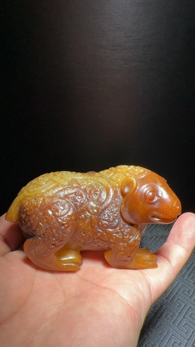 舊高古玉，戰漢玉器，老玉和田玉玉熊造型獨特，工藝精湛，玉質飽細膩