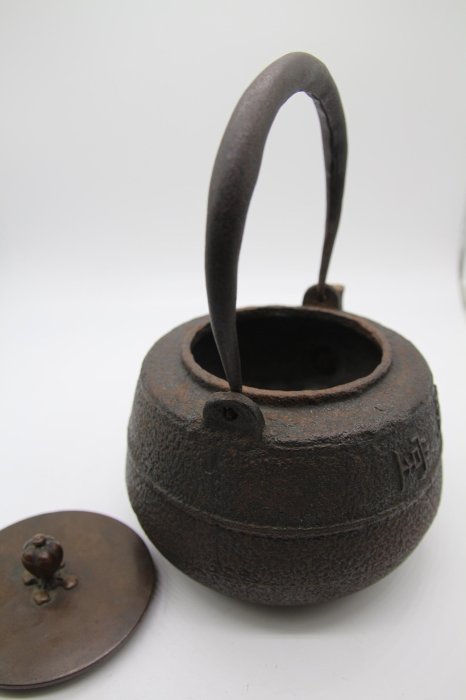 已售出』日本老鐵壺祥雲堂大講堂書款銅蓋銅摘京都鐵壺此為小容量鐵瓶