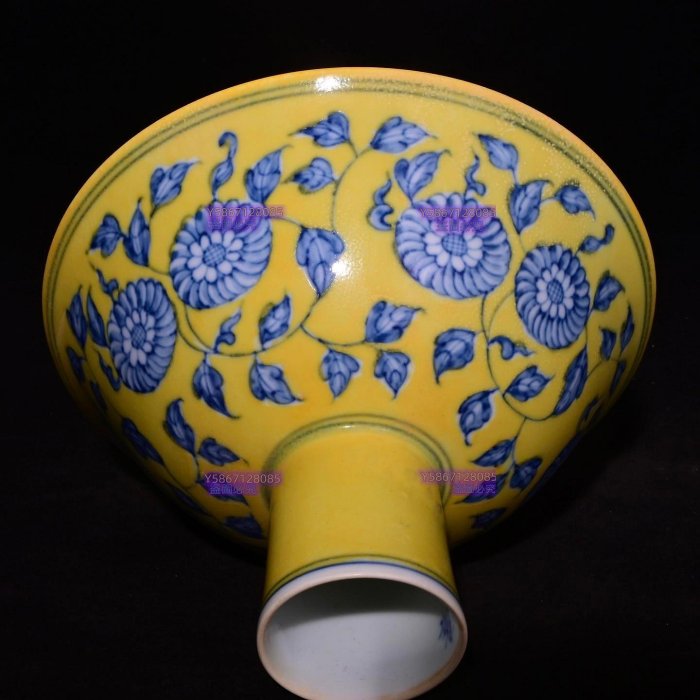 舊藏迴流瓷大明成化年制黃釉青花纏枝花卉紋高足碗，高10.6×15.2釐米