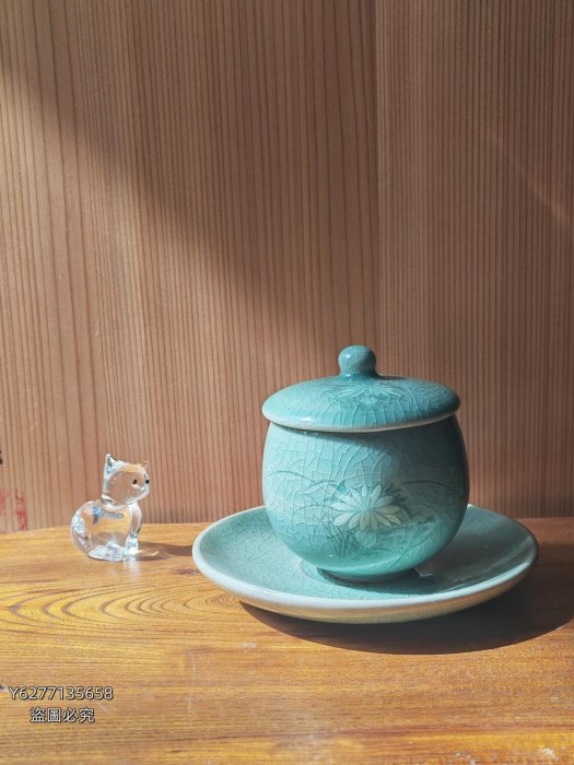 高麗青瓷、茶碗。　　無傷、箱。 高麗青瓷、平茶碗、高麗末期、李朝初期。帛紗、箱。無傷。 高麗青瓷