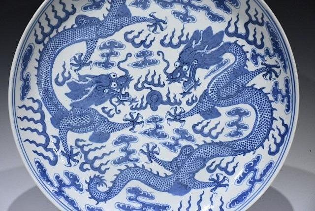 清光緒青花雙龍戲珠龍紋盤，尺寸直徑34公分，（處北京嘉德拍賣附證書