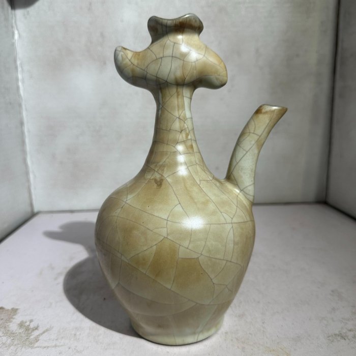 嚴選宋代官窯雙耳瓷瓶，高23公分，釉韻天然開片美，瓶體鐫刻字樣獨特