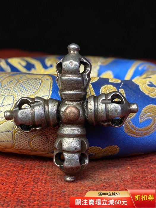 金剛杵藏區回流天鐵純手工打造，鏨刻十字金剛杵，直徑4.7，重約40克