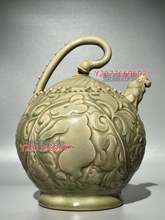 中国宋代耀州窯  倒流壶￼  陽刻花紋  古美術品 耀州窯純手工深刻花倒流壺器型優美宋代晚期以青瓷為主胎薄質堅釉