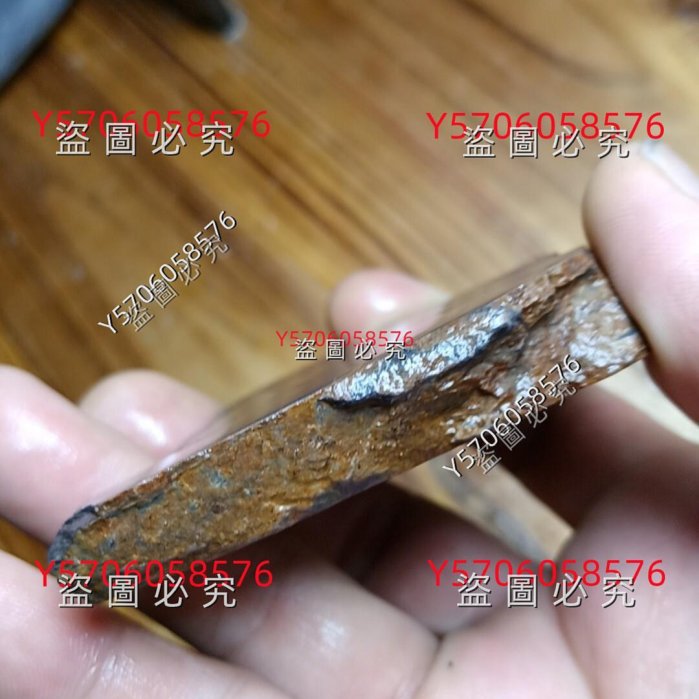 端硯老坑原石料，品相完好無瑕疵，尺寸約8.5x6x1.4厘米。來自大西洞老