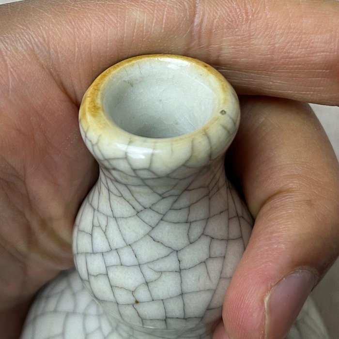 乾隆時期哥釉葫蘆瓶，高度11.5公分，鐵線大開片，金絲細膩美學，適合