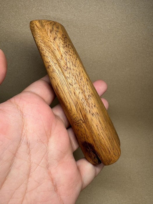 柬埔寨菩薩棋44.6克沉香樹心油尺寸：12.4cm*3.7cm*3.2cm。 高品質大塊