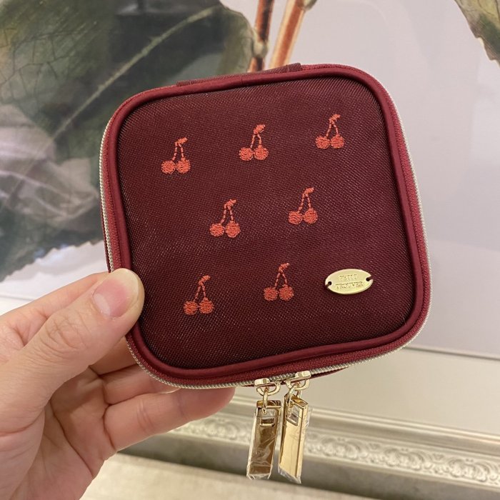小店新品精緻化妝包PETIT TROUVER 刺繡網紗小櫻桃 小熊 星星 字母方形收納包 化妝包超夯 新品 精品