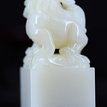 63寿山三彩　芙蓉　瑞獣　上美品　篆刻展　印石　印材　3.5*3.5*3.25 壽山山頂白芙蓉石印章【題材】瑞獸【規格】33-33-69 作品描述：壽山